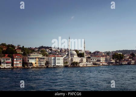 Blick auf die Häuser, die Moschee und Gebäuden, die durch den Bosporus auf der asiatischen Seite von Istanbul. Es ist ein sonniger Sommertag. Stockfoto