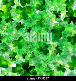 Eine nahtlose Muster mit Aquarell Zeichnungen der Shamrocks, irischer Kleeblätter, ein lebendiges grün St Patrick's Day wiederholen Stockfoto