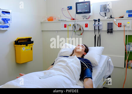 Patient, 19 Jahre alten jungen Mann, der im Bett in die Notaufnahme im Krankenhaus, Australien Okt 2018 Stockfoto