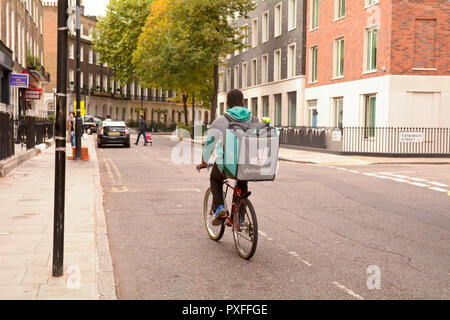 Deliveroo Anlieferung Treiber auf bicyclenear nach Sandwich Street in London, England Stockfoto