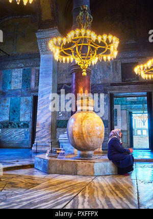 Ein Muslim touristische vor einem der Marmor Gläser im Langhaus der Hagia Sophia Moschee ruht. Istanbul, Türkei. Stockfoto