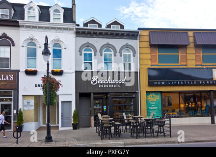 Geschäfte in der Innenstadt von St. Catharines, Ontario, Kanada. Vegan donut Shop und Möbelhaus auf St. Paul Street, St. Catharines, auf. Stockfoto