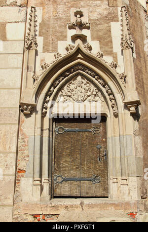 Eingang der alten Burg mit gotischen Details in Stein gemeißelt Stockfoto