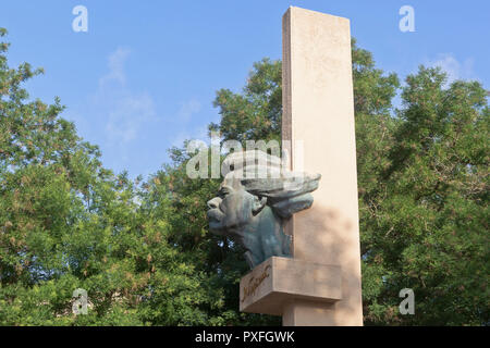 Jewpatoria, Krim, Russland - 30. Juni 2018: Denkmal für Maxim Gorki auf der Gor'kij-Damm in der Stadt Jewpatoria, Krim Stockfoto