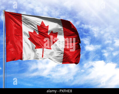 Nationalflagge von Kanada auf einem Fahnenmast vor blauem Himmel. Stockfoto