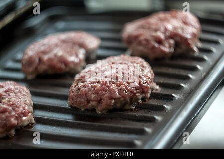 Fleisch - Huhn Schnitzel zu Braten auf einem elektrischen Grill. Stockfoto