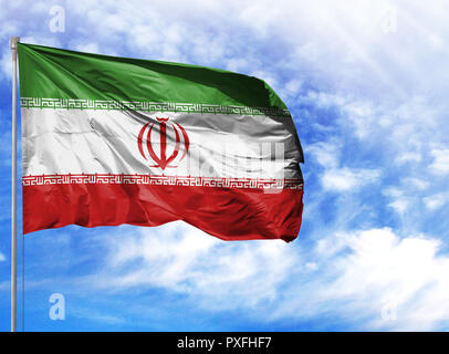 Nationalflagge von Iran über den Fahnenmast vor blauem Himmel. Stockfoto