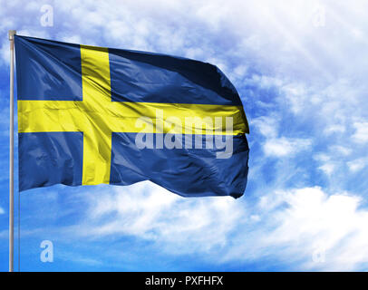 Flagge Schweden über einen Fahnenmast vor blauem Himmel. Stockfoto