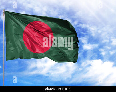 Nationalflagge von Bangladesch auf einem Fahnenmast vor blauem Himmel. Stockfoto