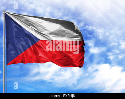 Flagge der Tschechischen Republik an einem Fahnenmast vor blauem Himmel. Stockfoto