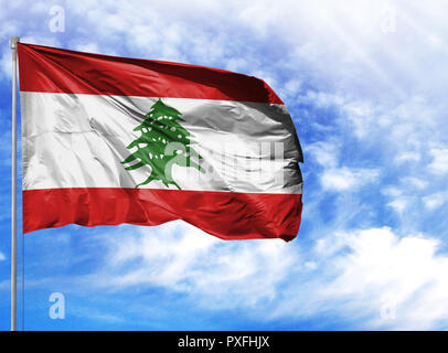 Nationalflagge von Libanon auf einem Fahnenmast vor blauem Himmel. Stockfoto