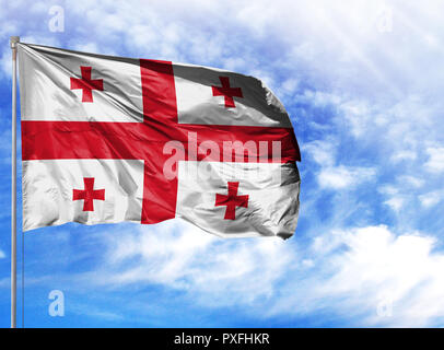Flagge von Georgia auf einen Fahnenmast vor blauem Himmel. Stockfoto