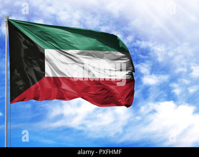 Nationalflagge von Kuwait an einem Fahnenmast vor blauem Himmel. Stockfoto