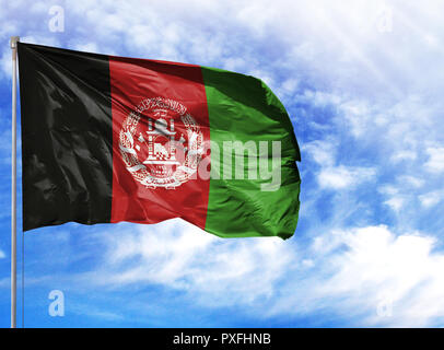 Nationalflagge von Afghanistan auf einem Fahnenmast vor blauem Himmel. Stockfoto