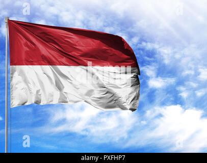 Nationalflagge von Indonesien auf einem Fahnenmast vor blauem Himmel. Stockfoto