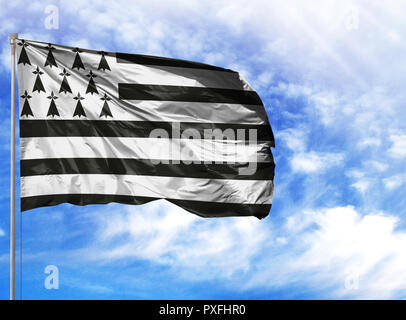 Flagge der Bretagne an einem Fahnenmast vor blauem Himmel. Stockfoto