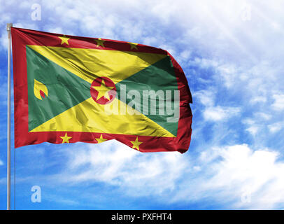 Nationalflagge von Grenada auf einem Fahnenmast vor blauem Himmel. Stockfoto