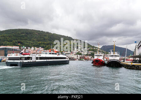 Zwei veteran Schlepper Anker im Hafen von Bergen, Norwegen. Vulcanus (erbaut 1959) und Skilso (Skilsø) gebaut 1958. Katamaran Fjordbris anreisen, in der Po Stockfoto