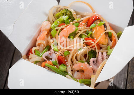 Nudeln mit Gemüse und Meeresfrüchten Stockfoto