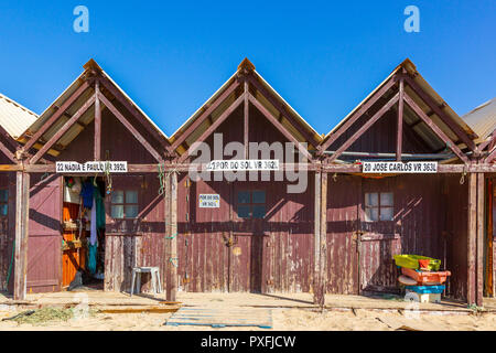 Fischer's Schuppen und Hütten am Strand arbeiten in Monte Gordo, Algarve, Portugal Stockfoto