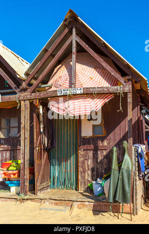 Fischer's Schuppen und Hütten am Strand arbeiten in Monte Gordo, Algarve, Portugal Stockfoto