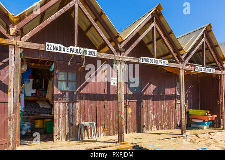 Fischer's Schuppen und Hütten am Strand arbeiten in Monte Gordo, Algarve, Portugal Stockfoto