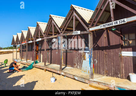 Fischer's Schuppen und Hütten am Strand arbeiten in Monte Gordo, Algarve, Portugal Stockfoto