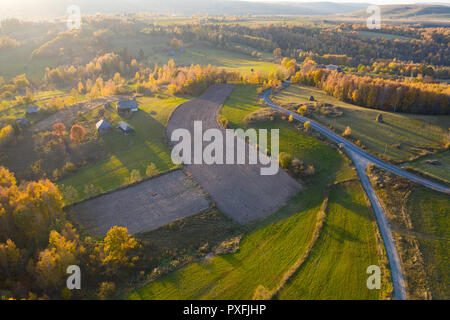 Luftbild des schönen Herbst Hügel und bunten Wald von einer Drohne. Siebenbürgen, Rumänien Stockfoto