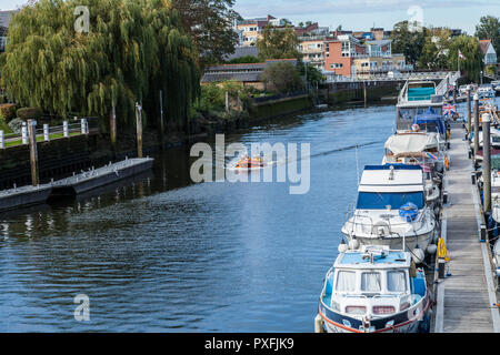 RNLI Lifeboat crew auf eine Übung in einem Beiboot in Teddington, England, Großbritannien Stockfoto