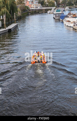 RNLI Crew Training in Teddington, England, Großbritannien Stockfoto