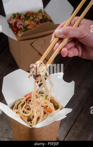 Essen Nudeln mit Stäbchen Stockfoto