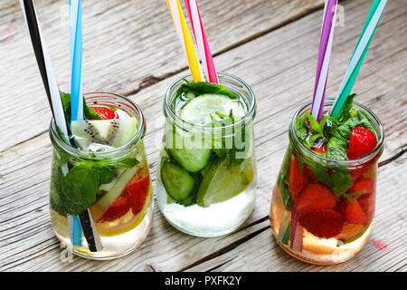 Detox Drinks von reinem Wasser mit Obst Stockfoto