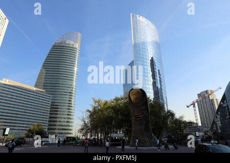Paris, Frankreich, 16. Oktober 2018: Le Pouce, der Riese Daumen Skulptur von Cesar und Hochhaus im Geschäftsviertel La Defense, Paris, Frankreich, Europa Stockfoto