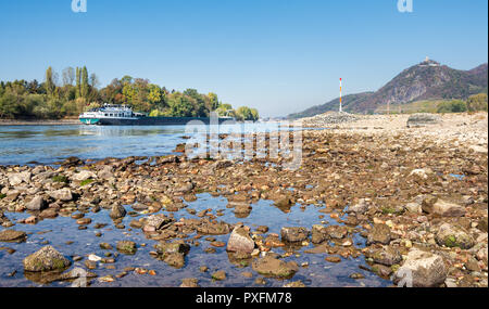 Binnenschifffahrt Schiffes auf ausgetrockneten Fluss Rhein bei niedrigem Wasserstand, durch anhaltende Dürre 2018, Bad Honnef und Drachenfels, Deutschland Stockfoto