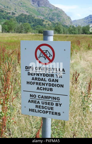 In Englisch und Walisisch Schild, dass Camping nicht als gestattet mit Rettungshubschraubern verwendet, Snowdon, North Wales, Vereinigtes Königreich Stockfoto