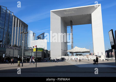 Paris, Frankreich, 16. Oktober 2018: La Defense Business District, Parvis de la Défense, La Grande Arche de La Défense, Wolkenkratzer, Paris, Frankreich, Europ. Stockfoto