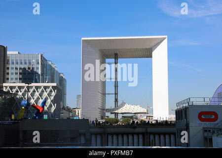 Paris, Frankreich, 16. Oktober 2018: La Defense Business District, Parvis de la Dekor fense, La Grande Arche de La Dekor fense, Wolkenkratzer, Paris, Frankreich, Eur Stockfoto