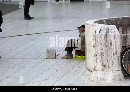 Paris, Frankreich, 16. Oktober 2018: Obdachloser Betteln in Paris Straßen. Viertel La Défense, Europa Stockfoto