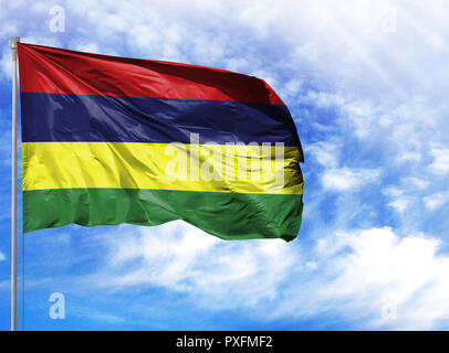 Flagge von Mauritius an einem Fahnenmast vor blauem Himmel. Stockfoto