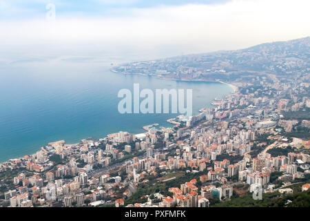 Ansicht von oben auf das Mittelmeer und die Gebäude rund um die Bucht von Jounieh in Beirut, Libanon Stockfoto