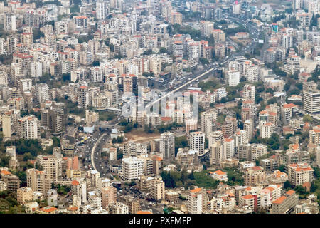 Ansicht des Beirut Jounieh Highway schlängelt sich durch die Gebäude im Libanon Stockfoto