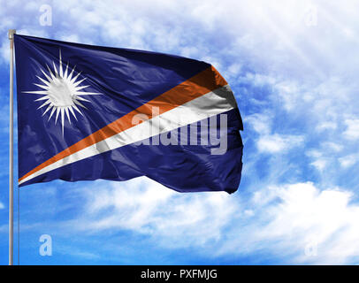 Nationalflagge von Marshall Inseln auf einem Fahnenmast vor blauem Himmel. Stockfoto