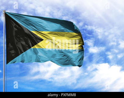 Flagge der Bahamas auf einem Fahnenmast vor blauem Himmel. Stockfoto