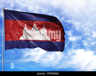 Nationalflagge von Kambodscha auf einem Fahnenmast vor blauem Himmel. Stockfoto