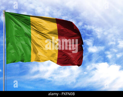 Flagge von Mali auf einem Fahnenmast vor blauem Himmel. Stockfoto