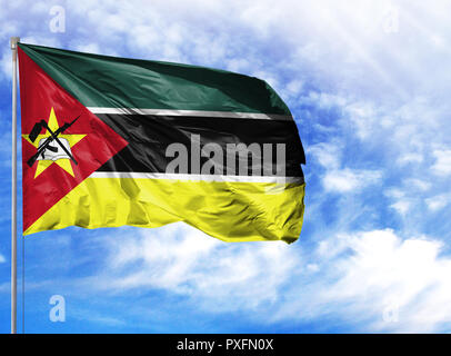 Nationalflagge von Mosambik auf einem Fahnenmast vor blauem Himmel. Stockfoto