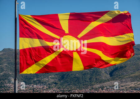 Wehende Flagge von Mazedonien Stockfoto