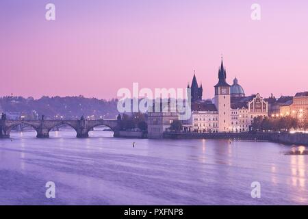 Altstadt mit Charles Brücke an Bunte sunrise. Prag, Tschechische Republik. Stockfoto
