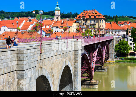 Alte Brücke und Altstadt. Stockfoto