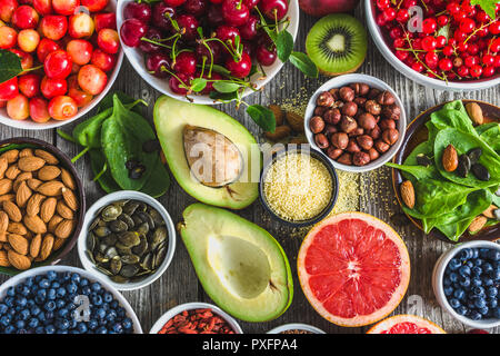 Auswahl von antioxidativen Essen. Gesunde produkte, Entgiftung mit Obst und verschiedenen Beeren. Frische Nahrung auf dem Tisch. Stockfoto